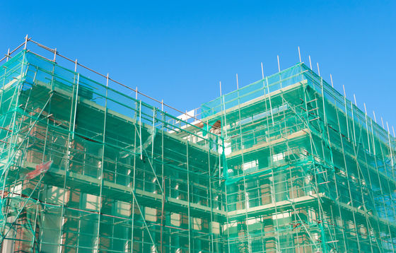 Green 1m 3m 4m Wide Debris Netting Systems ตาข่ายตาข่ายสำหรับนั่งร้าน 6 เข็ม